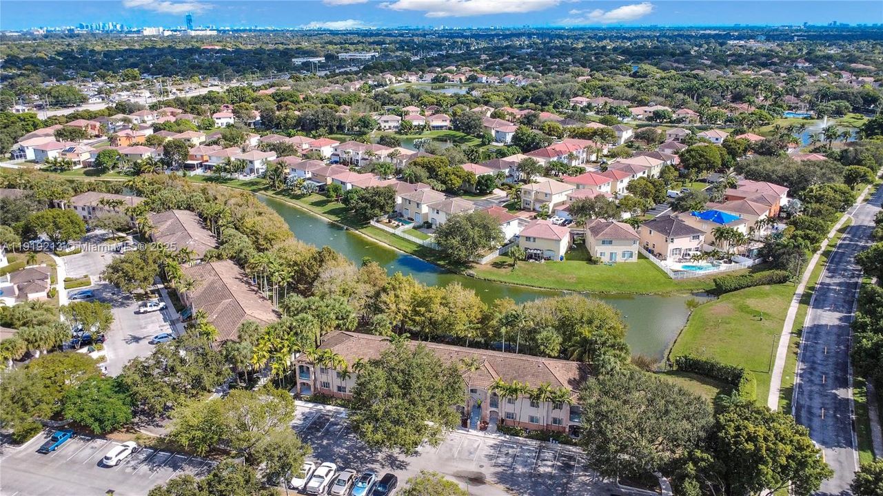 待售: $320,000 (2 贝兹, 2 浴室, 822 平方英尺)