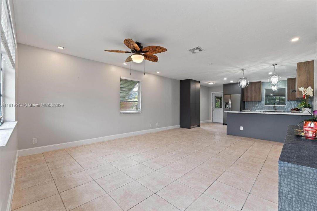 出租: $3,700 (3 贝兹, 2 浴室, 1248 平方英尺)