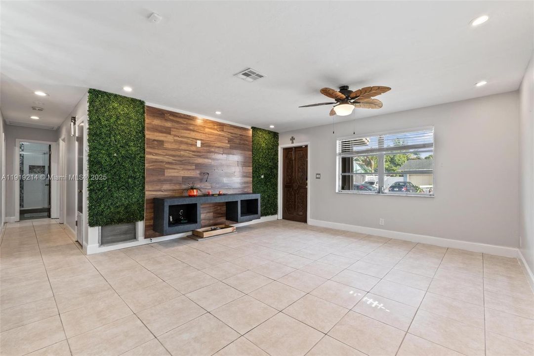 出租: $3,700 (3 贝兹, 2 浴室, 1248 平方英尺)