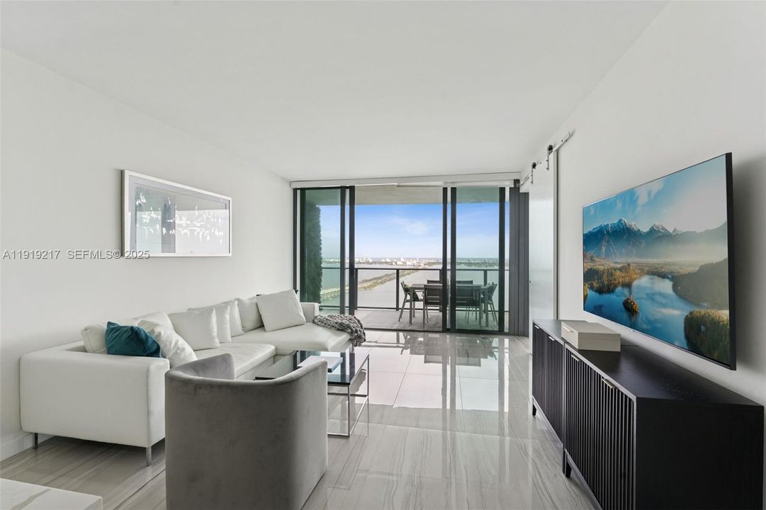 出租: $9,000 (3 贝兹, 3 浴室, 1526 平方英尺)