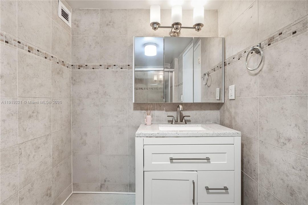 Active With Contract: $2,800 (3 beds, 2 baths, 1230 Square Feet)