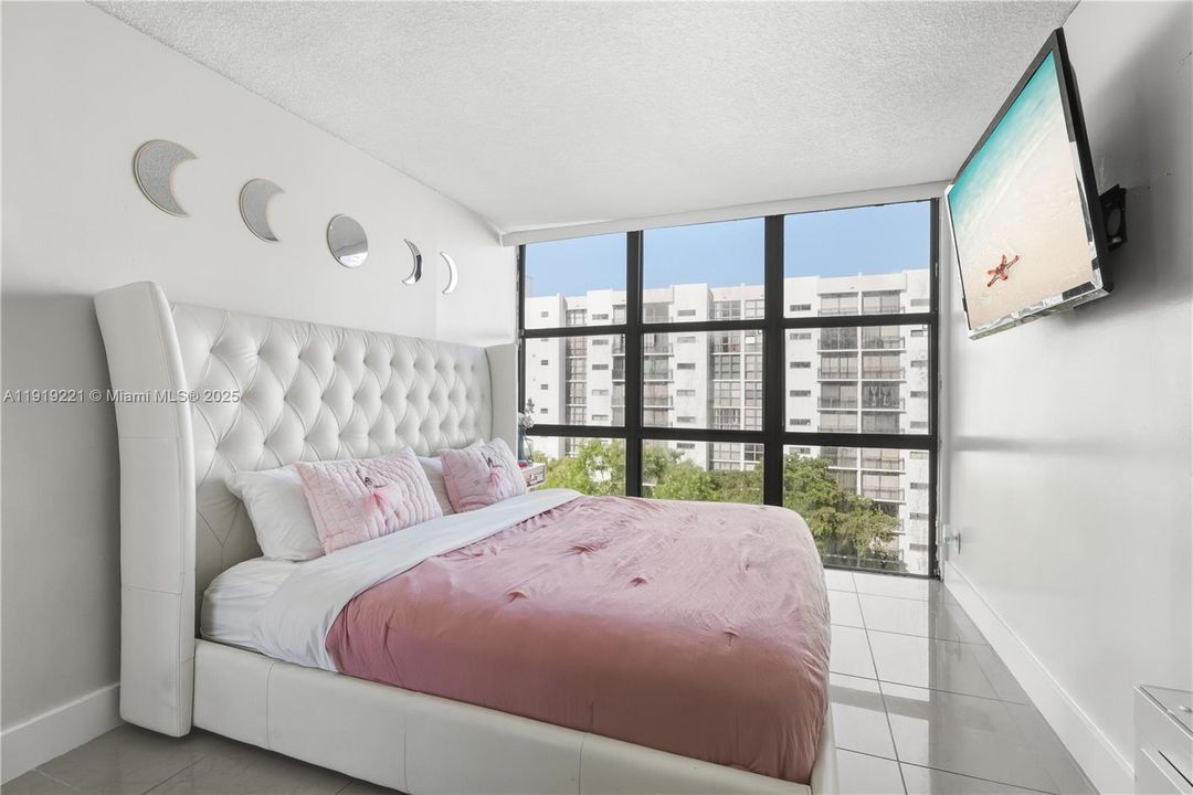 Active With Contract: $2,800 (3 beds, 2 baths, 1230 Square Feet)