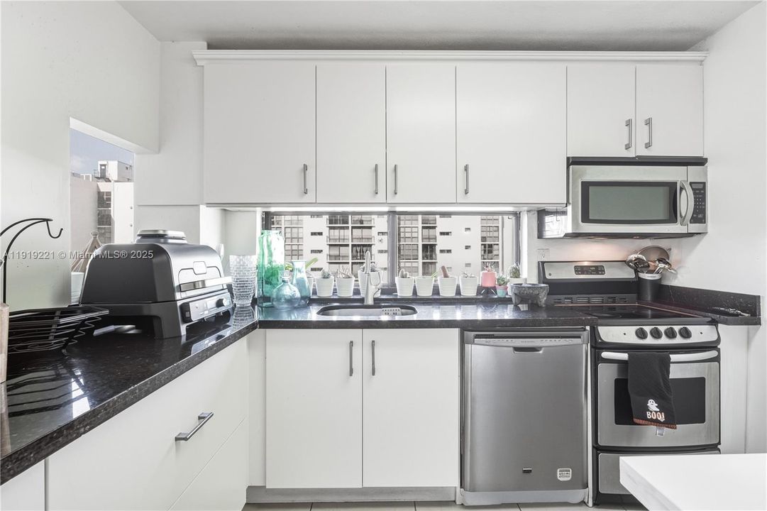 Active With Contract: $2,800 (3 beds, 2 baths, 1230 Square Feet)