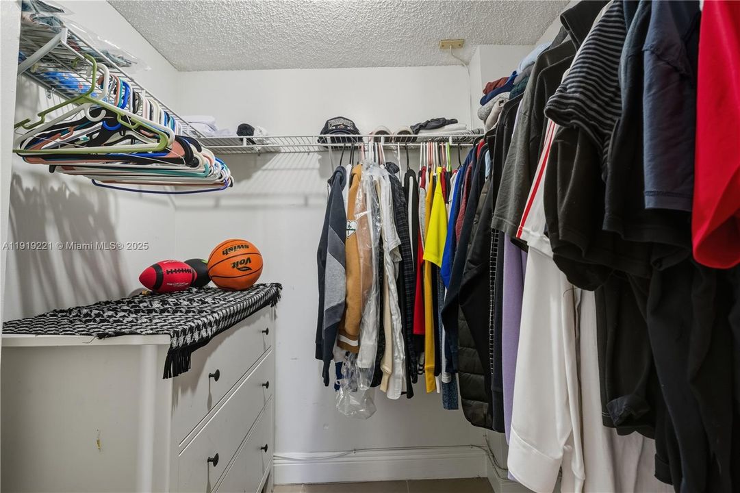 Active With Contract: $2,800 (3 beds, 2 baths, 1230 Square Feet)