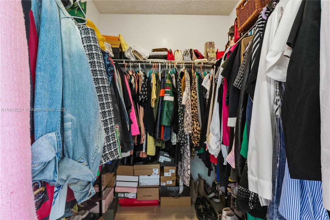 Active With Contract: $2,800 (3 beds, 2 baths, 1230 Square Feet)