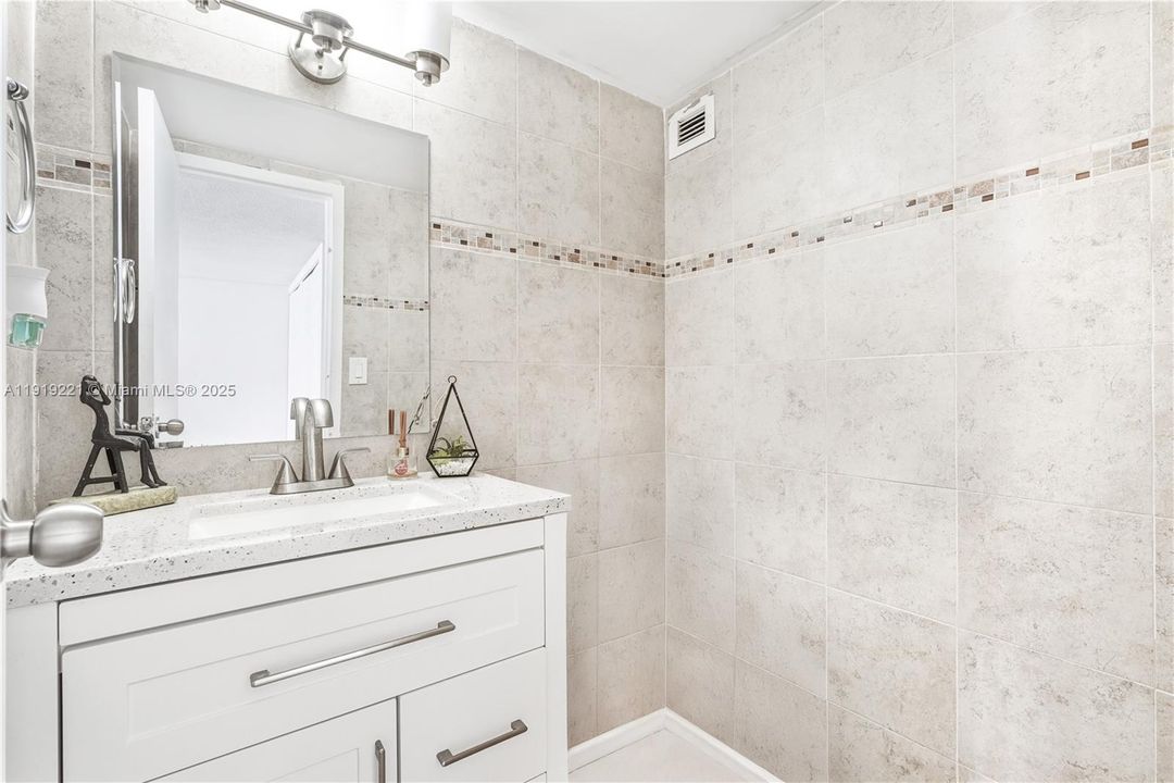 Active With Contract: $2,800 (3 beds, 2 baths, 1230 Square Feet)