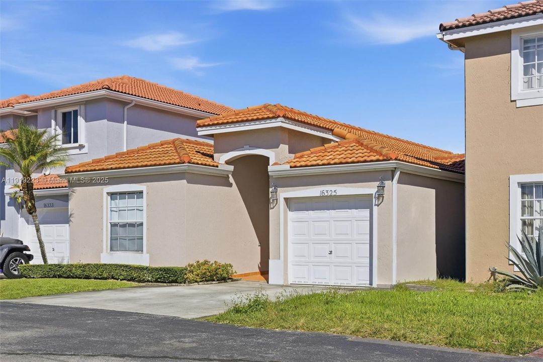 For Sale: $550,000 (3 beds, 2 baths, 1107 Square Feet)