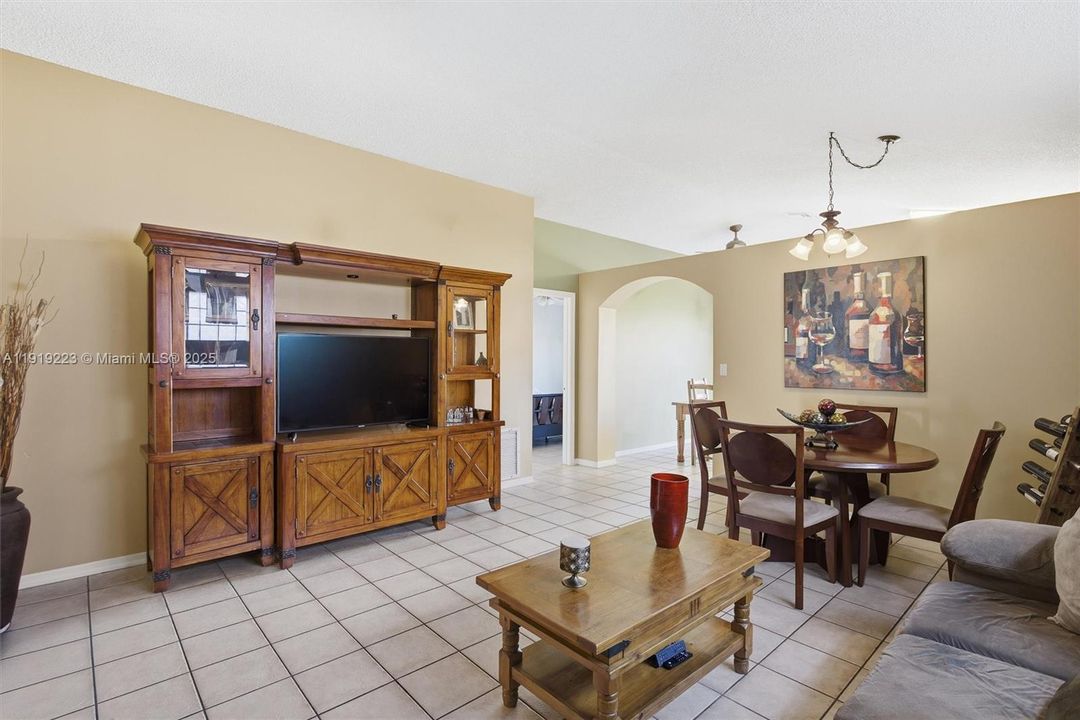 For Sale: $550,000 (3 beds, 2 baths, 1107 Square Feet)