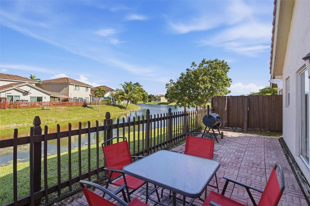 For Sale: $550,000 (3 beds, 2 baths, 1107 Square Feet)