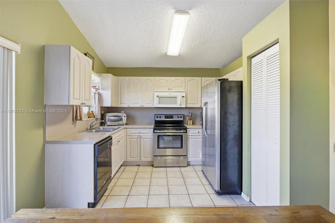 For Sale: $550,000 (3 beds, 2 baths, 1107 Square Feet)