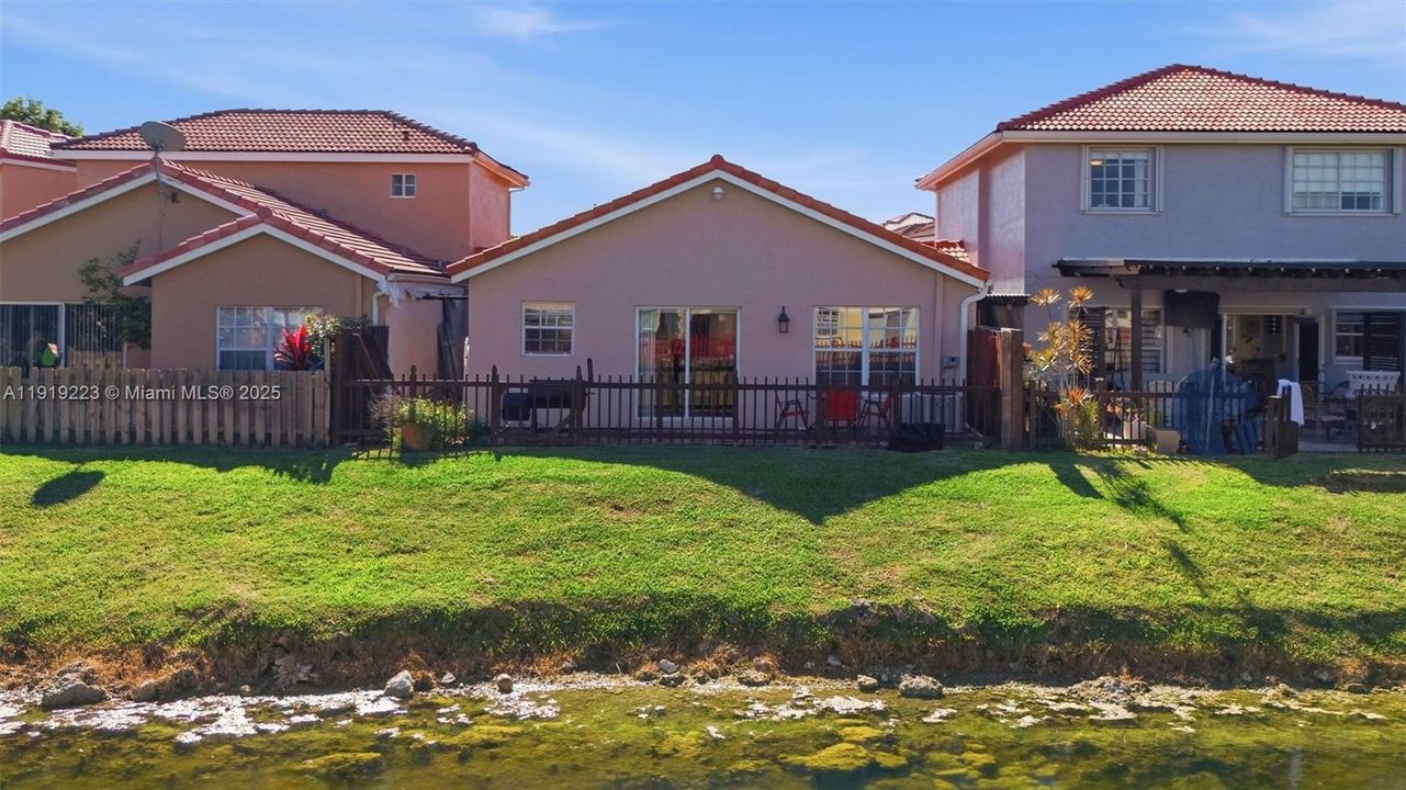 For Sale: $550,000 (3 beds, 2 baths, 1107 Square Feet)