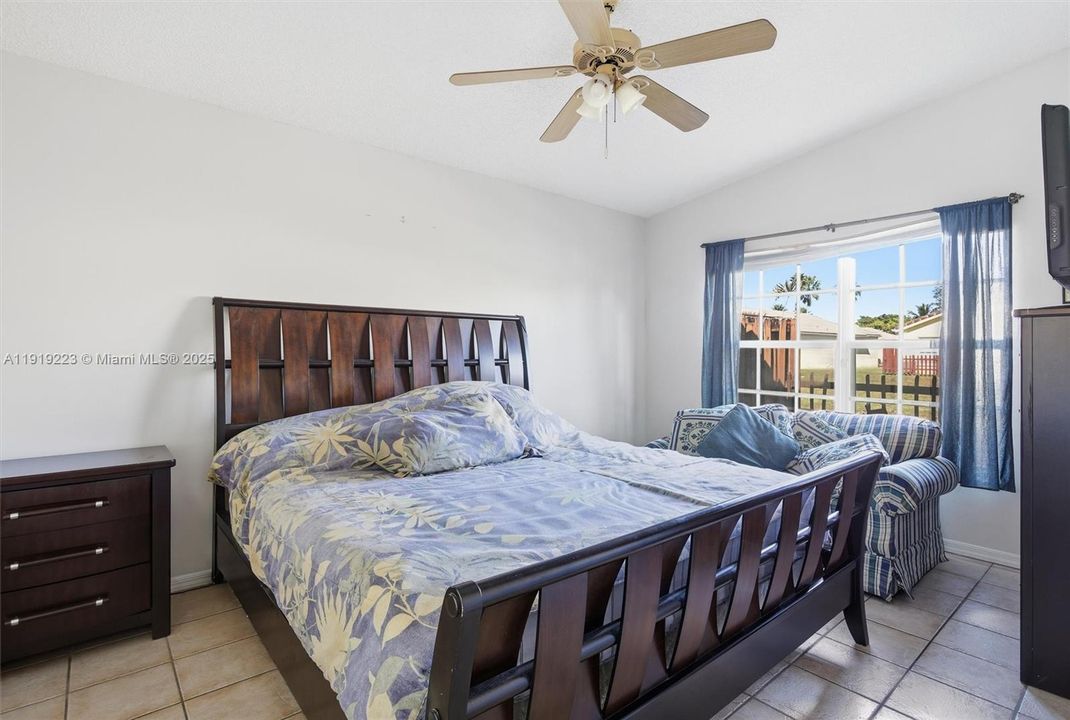 For Sale: $550,000 (3 beds, 2 baths, 1107 Square Feet)