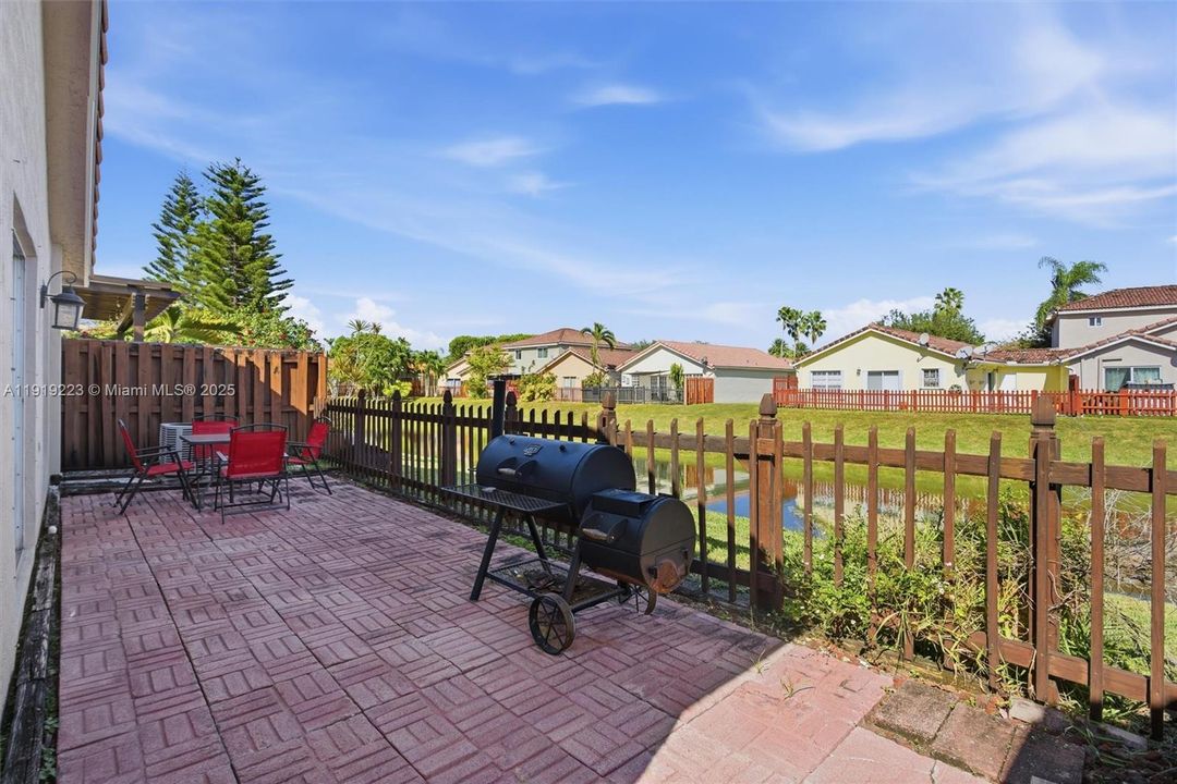 For Sale: $550,000 (3 beds, 2 baths, 1107 Square Feet)