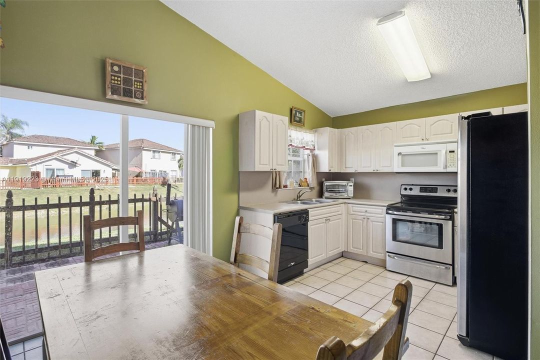 For Sale: $550,000 (3 beds, 2 baths, 1107 Square Feet)