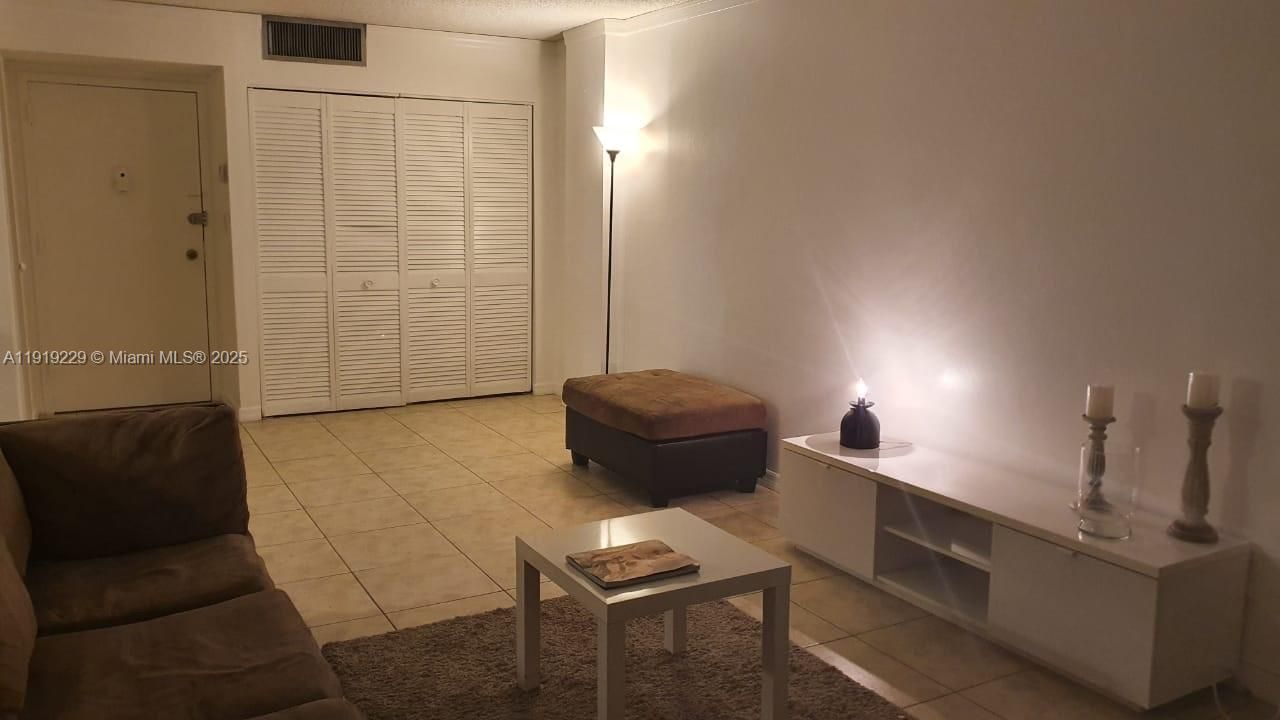 For Rent: $2,000 (1 beds, 1 baths, 767 Square Feet)