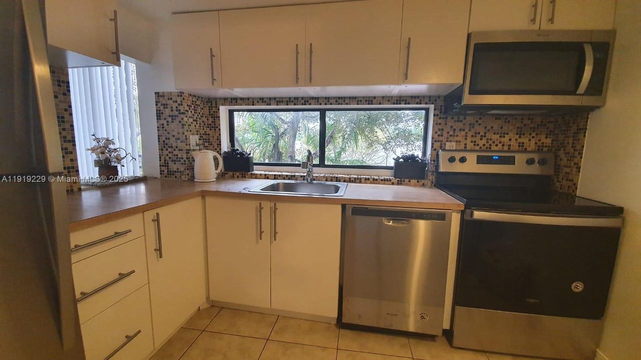 For Rent: $2,000 (1 beds, 1 baths, 767 Square Feet)
