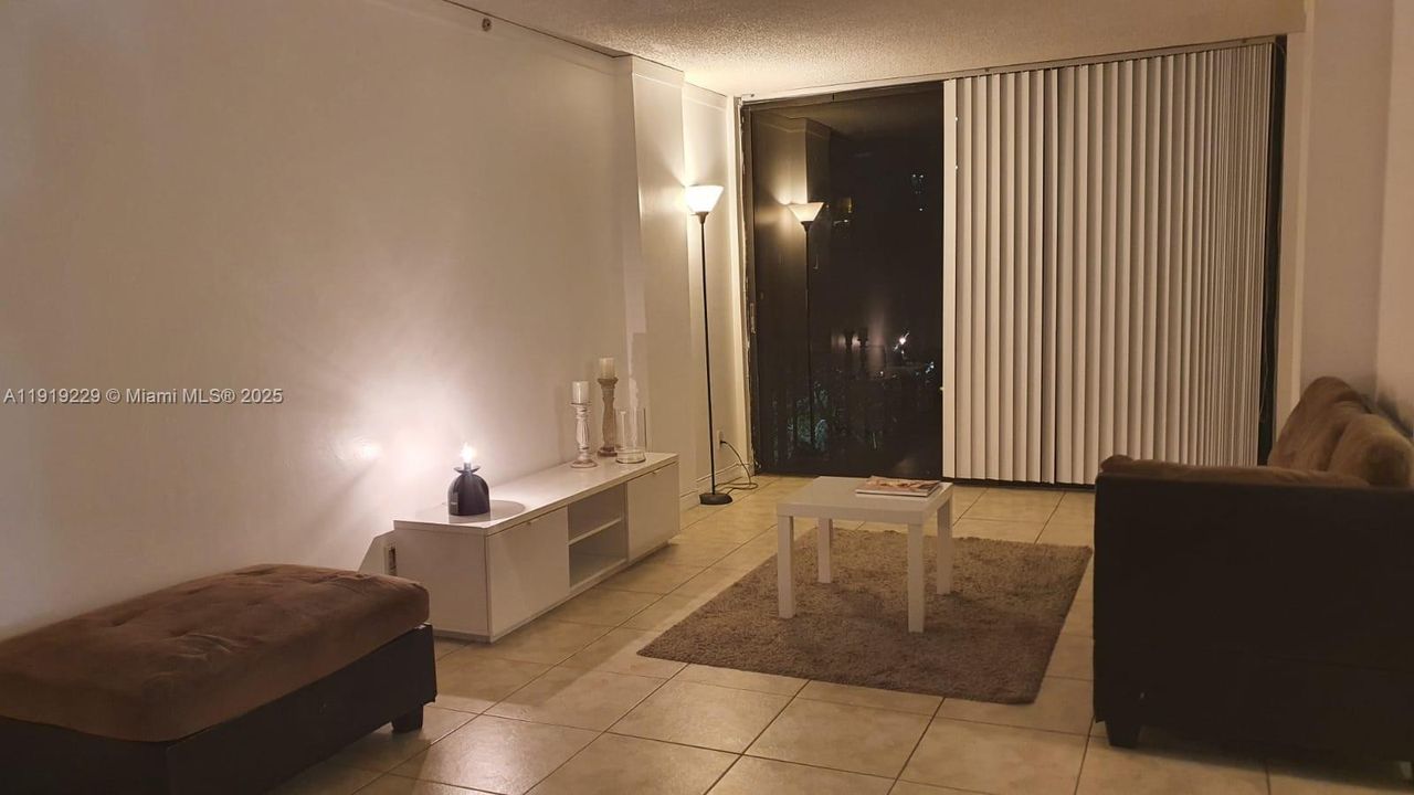 For Rent: $2,000 (1 beds, 1 baths, 767 Square Feet)