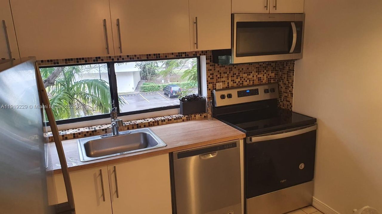 For Rent: $2,000 (1 beds, 1 baths, 767 Square Feet)