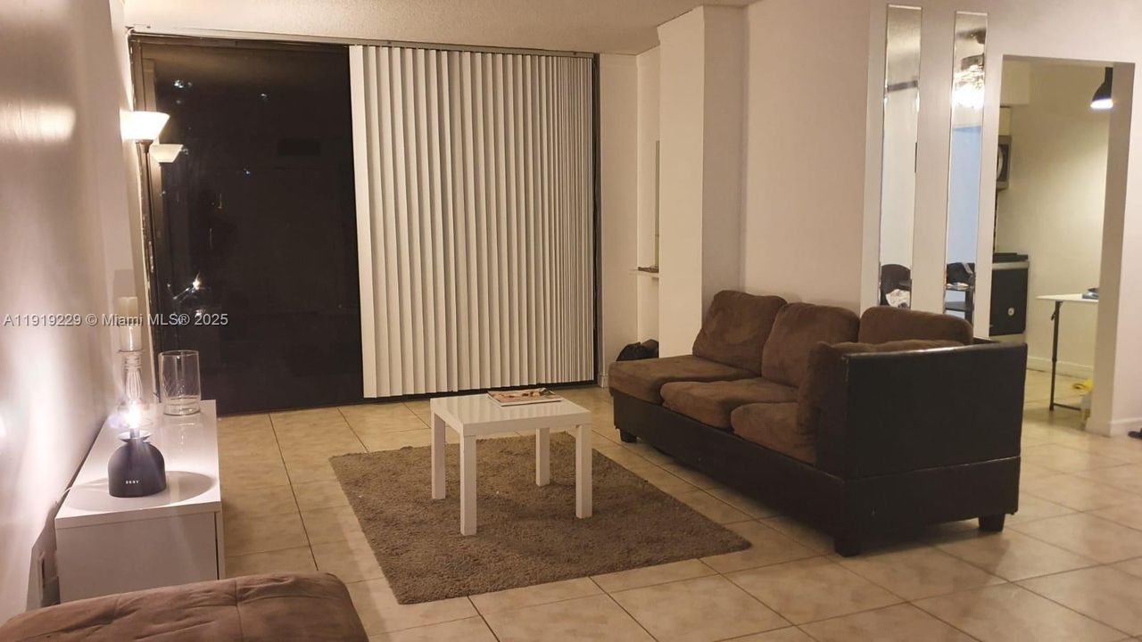 For Rent: $2,000 (1 beds, 1 baths, 767 Square Feet)