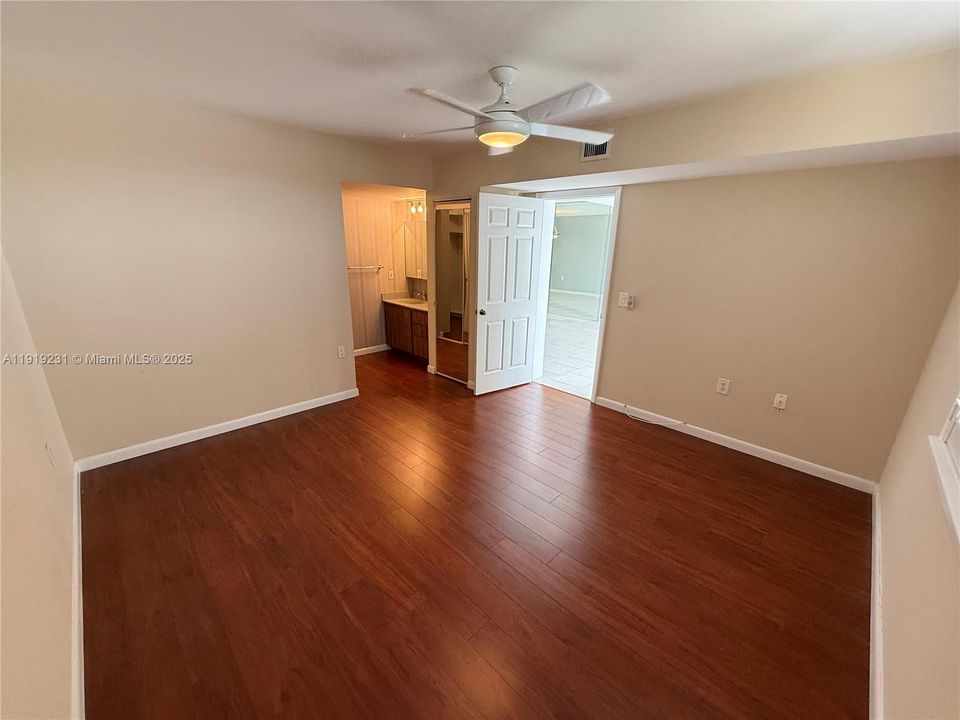 В аренду: $2,300 (2 спален, 2 ванн, 1385 Квадратных фут)