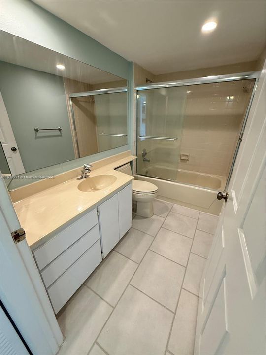 В аренду: $2,300 (2 спален, 2 ванн, 1385 Квадратных фут)