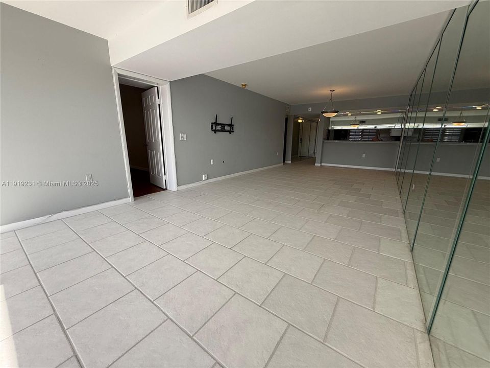 В аренду: $2,300 (2 спален, 2 ванн, 1385 Квадратных фут)