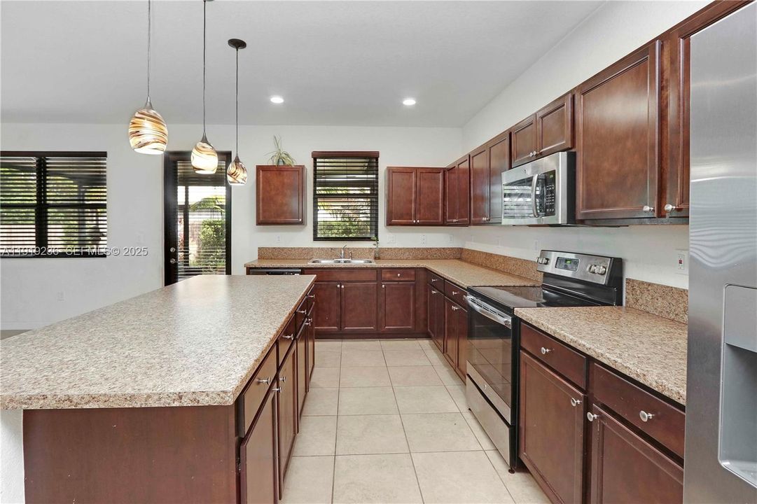 待售: $675,000 (5 贝兹, 3 浴室, 3500 平方英尺)