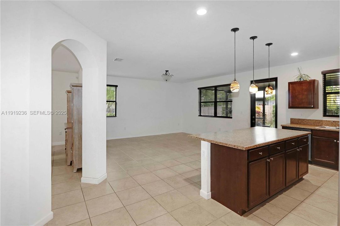 待售: $675,000 (5 贝兹, 3 浴室, 3500 平方英尺)