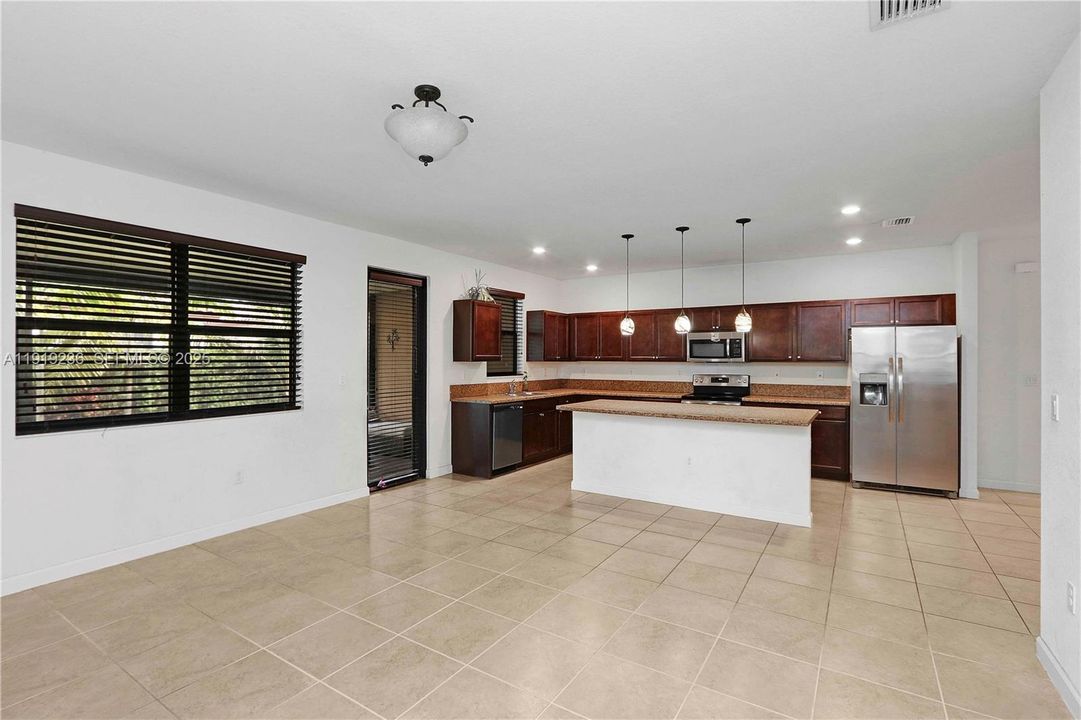 待售: $675,000 (5 贝兹, 3 浴室, 3500 平方英尺)