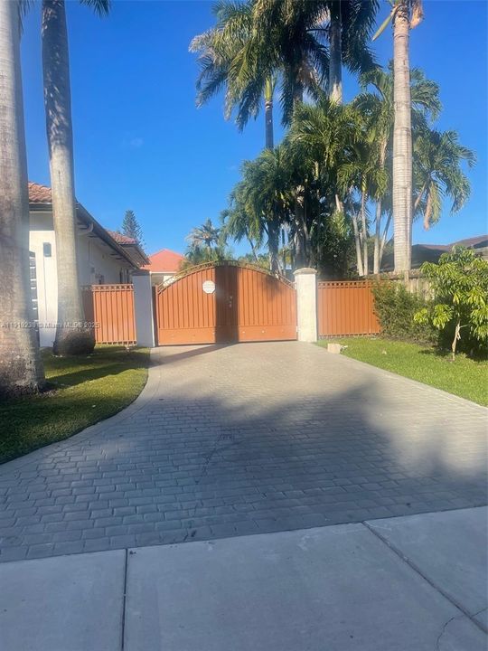 В аренду: $1,900 (1 спален, 1 ванн, 3472 Квадратных фут)