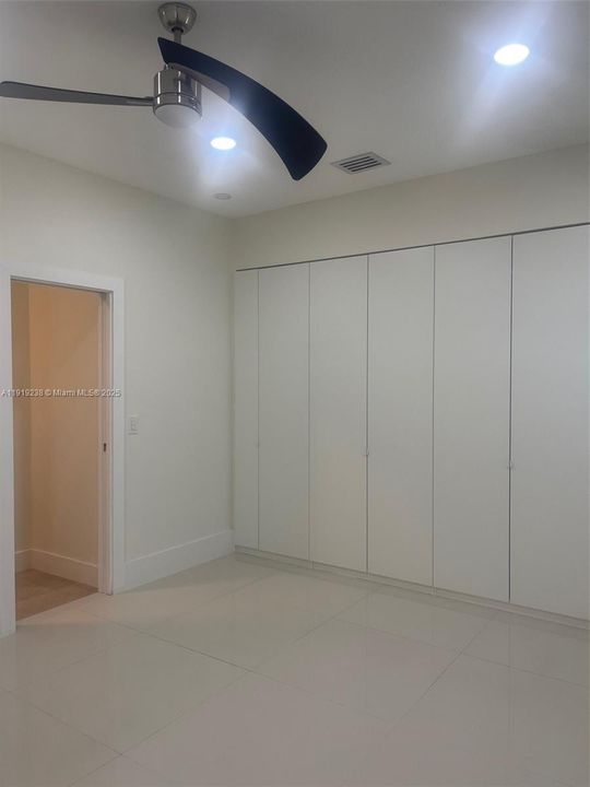 В аренду: $1,900 (1 спален, 1 ванн, 3472 Квадратных фут)