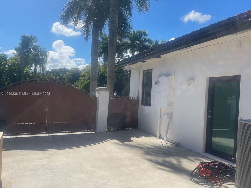 В аренду: $1,900 (1 спален, 1 ванн, 3472 Квадратных фут)