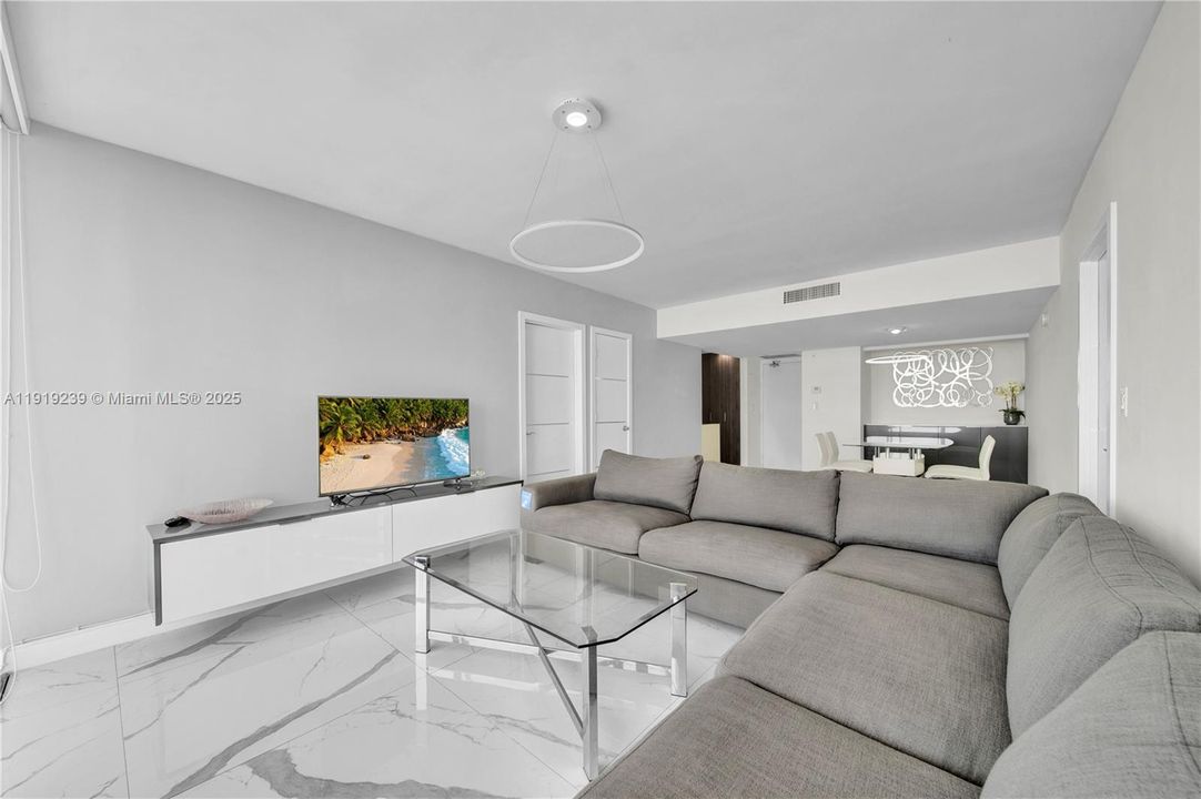 For Sale: $396,000 (2 beds, 2 baths, 1138 Square Feet)