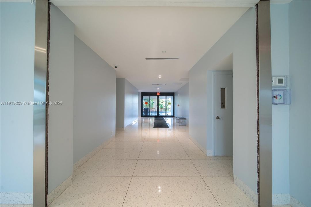 For Sale: $396,000 (2 beds, 2 baths, 1138 Square Feet)