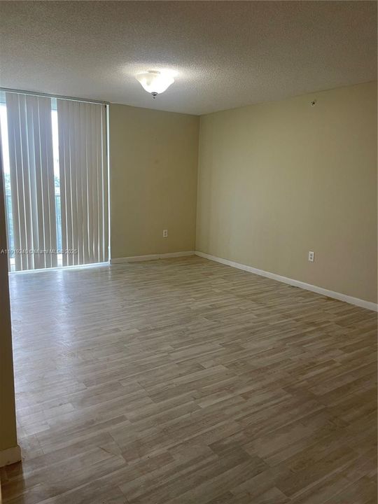 待售: $285,000 (1 贝兹, 1 浴室, 816 平方英尺)