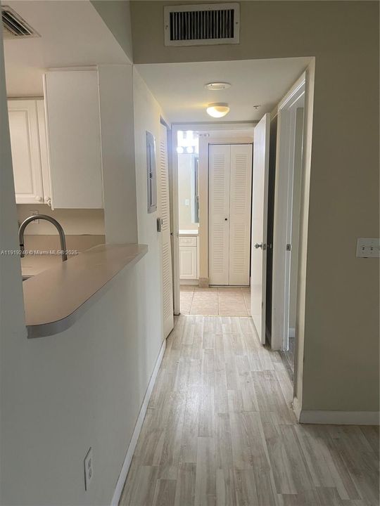 待售: $285,000 (1 贝兹, 1 浴室, 816 平方英尺)