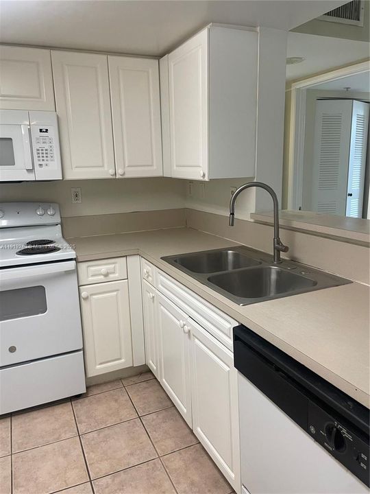 待售: $285,000 (1 贝兹, 1 浴室, 816 平方英尺)