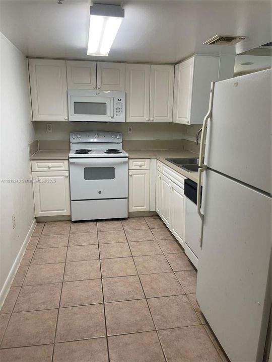 待售: $285,000 (1 贝兹, 1 浴室, 816 平方英尺)