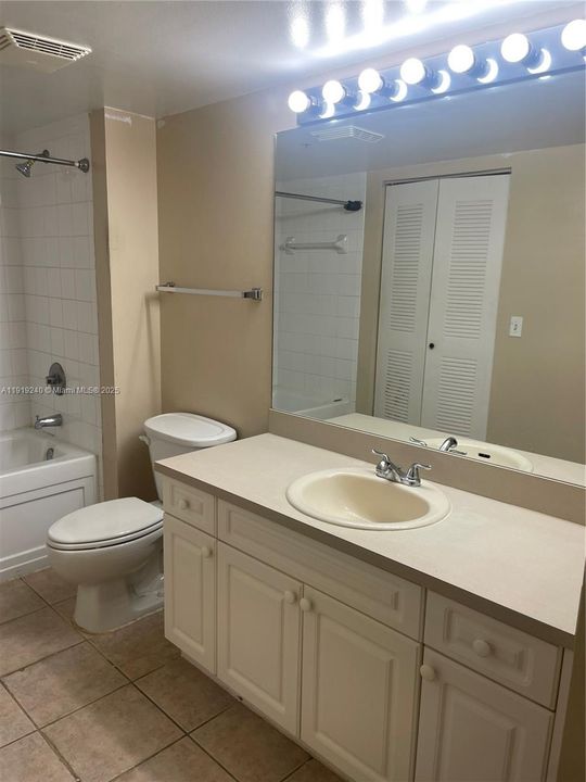 待售: $285,000 (1 贝兹, 1 浴室, 816 平方英尺)