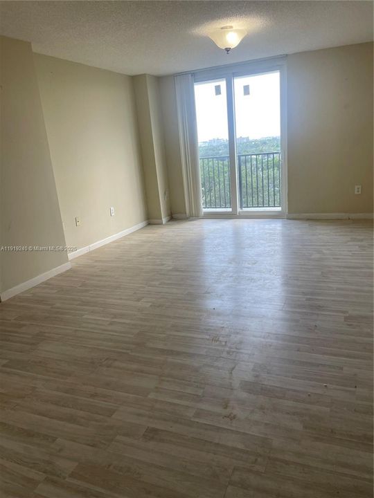 待售: $285,000 (1 贝兹, 1 浴室, 816 平方英尺)