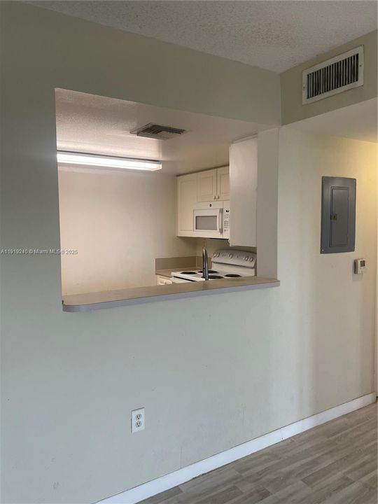 待售: $285,000 (1 贝兹, 1 浴室, 816 平方英尺)