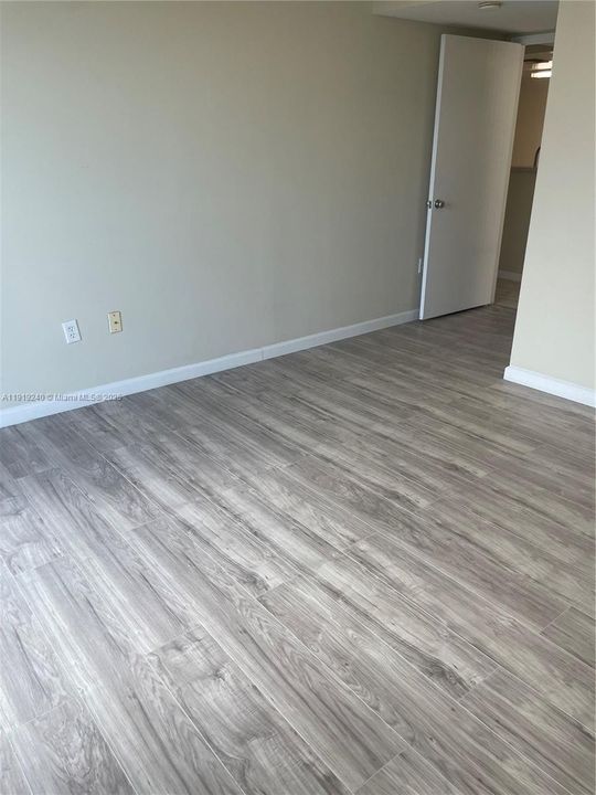 待售: $285,000 (1 贝兹, 1 浴室, 816 平方英尺)