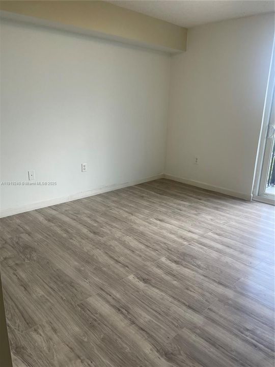 待售: $285,000 (1 贝兹, 1 浴室, 816 平方英尺)