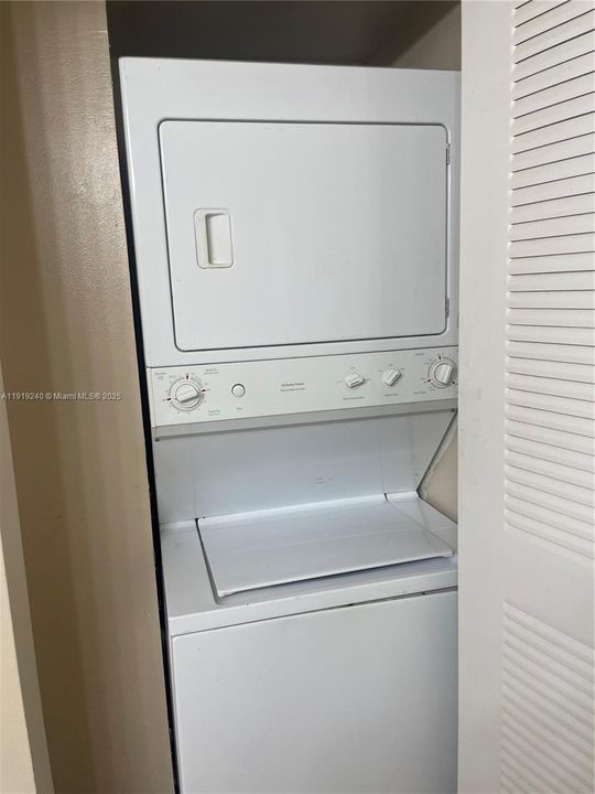 待售: $285,000 (1 贝兹, 1 浴室, 816 平方英尺)