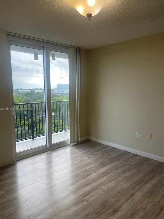 待售: $285,000 (1 贝兹, 1 浴室, 816 平方英尺)