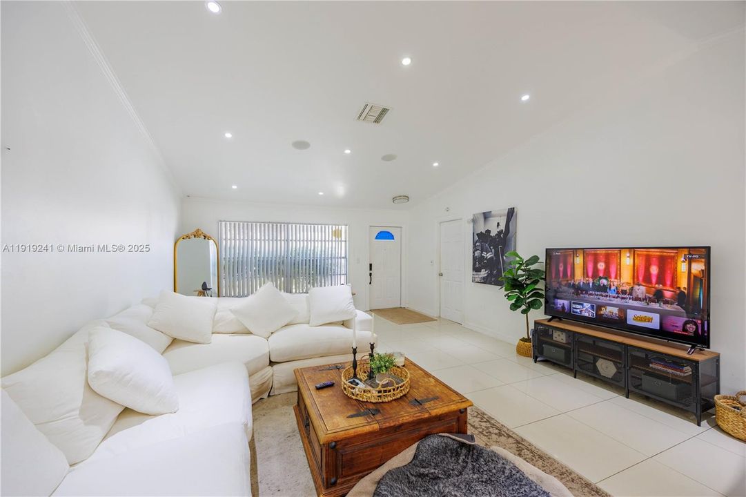 En Venta: $599,000 (3 camas, 2 baños, 1405 Pies cuadrados)