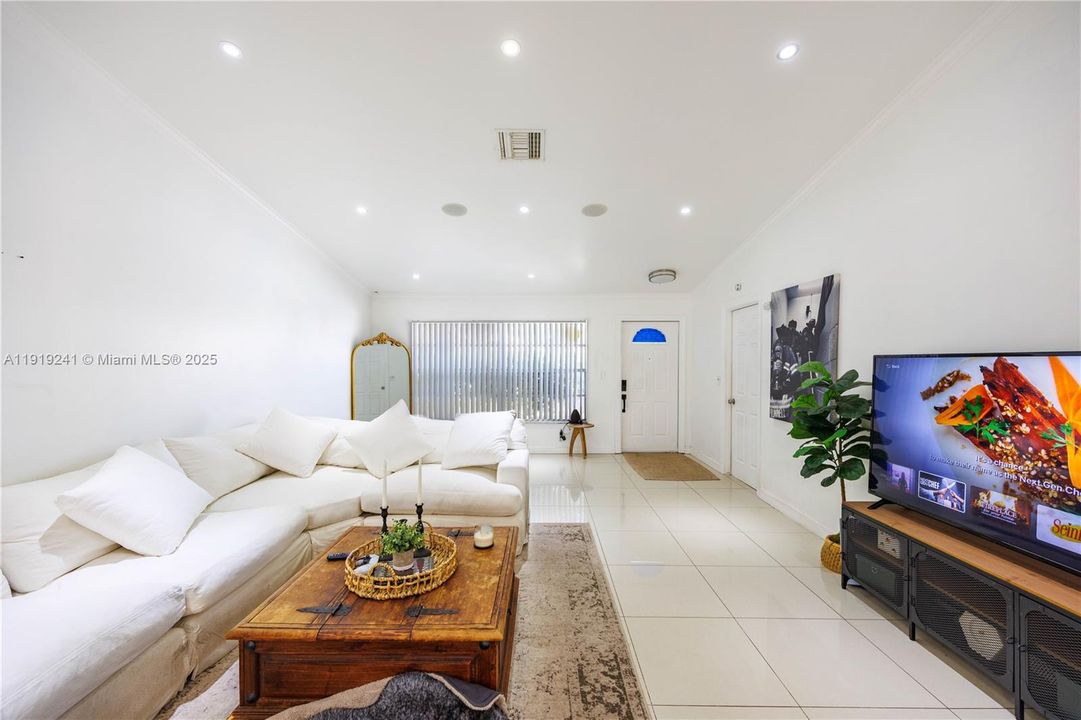 En Venta: $599,000 (3 camas, 2 baños, 1405 Pies cuadrados)