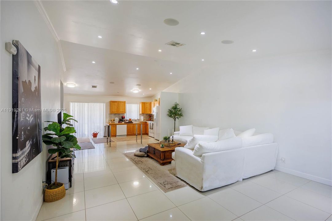 En Venta: $599,000 (3 camas, 2 baños, 1405 Pies cuadrados)