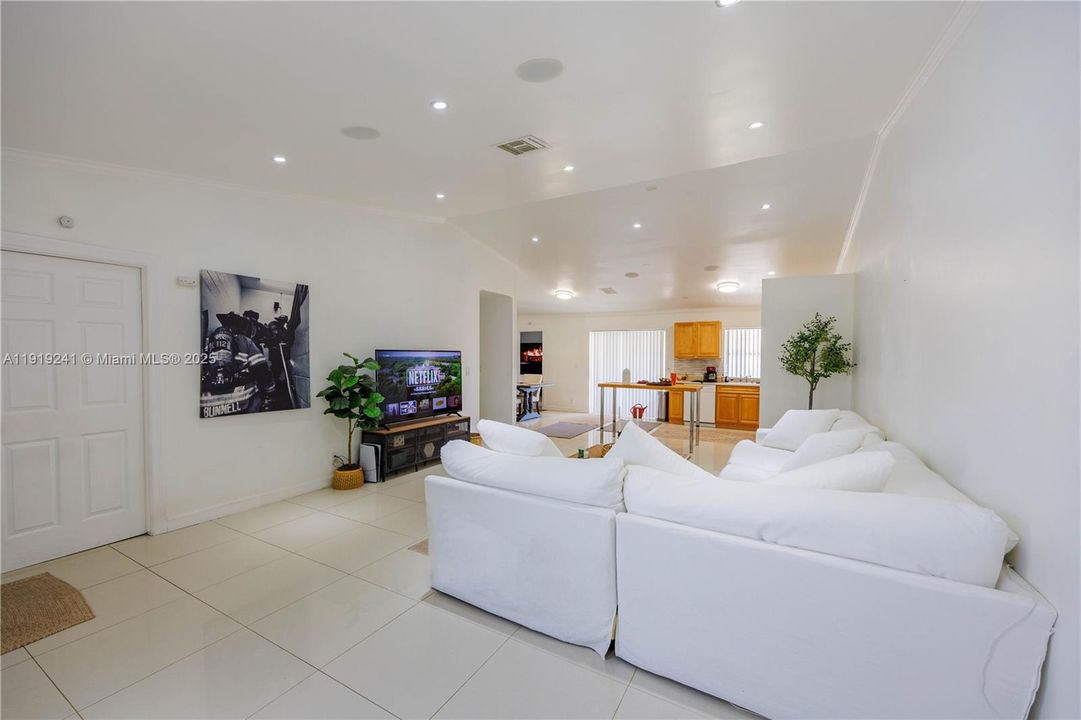 En Venta: $599,000 (3 camas, 2 baños, 1405 Pies cuadrados)