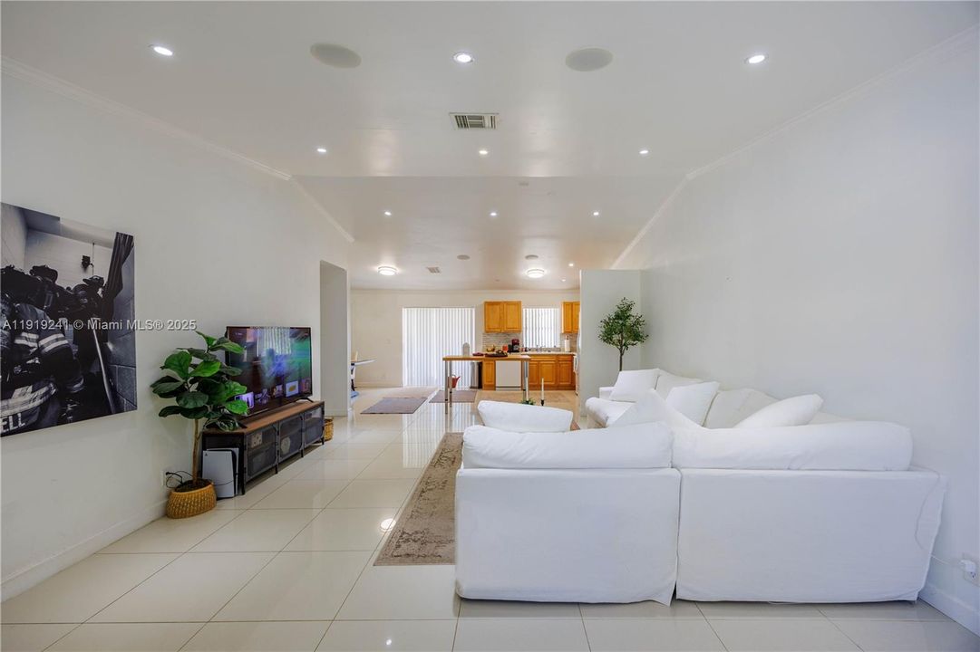 En Venta: $599,000 (3 camas, 2 baños, 1405 Pies cuadrados)